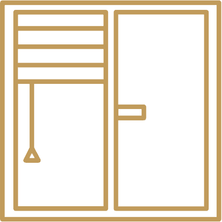 Puerta de madera moderna con cerradura inteligente y manija elegante.