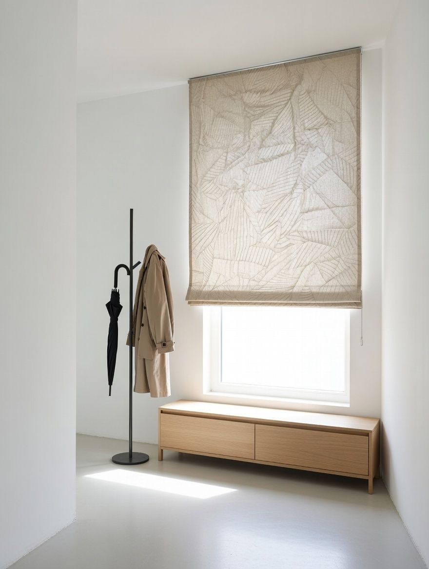 Cortina enrollable beige en habitación moderna con mueble de madera y perchero negro.